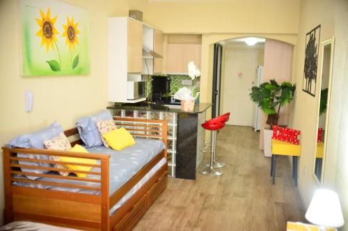 里约热内卢Vista Mar Luxo Copacabana的厨房以及带1张床的客厅。