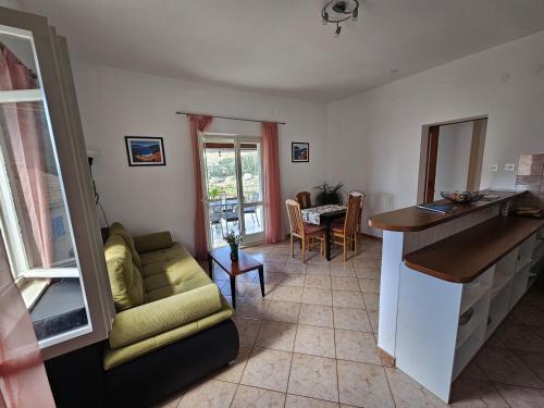 斯拉诺Apartments with a parking space Slano, Dubrovnik - 8540的客厅配有沙发和桌子