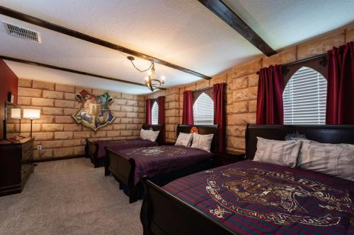 基西米Charming 9BR Villa w Theme & Game Rooms by Disney的一间卧室,配有两张床