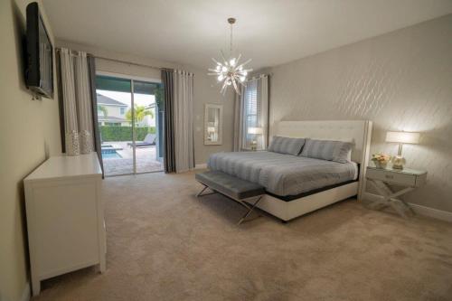 奥兰多Stunning Luxury 9BR Encore Villa by Disney的一间卧室配有一张床和一台电视