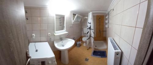 VromeríARMONIA HOUSE的白色的浴室设有水槽和卫生间。