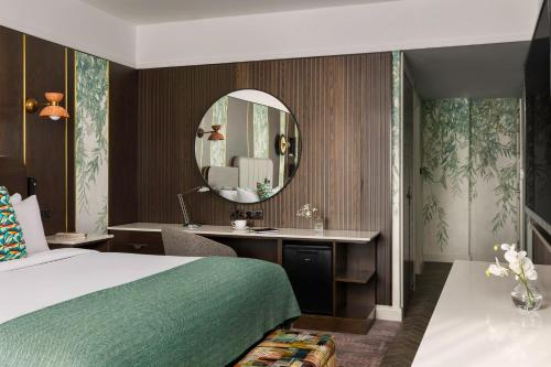 布兰察斯镇都柏林皇冠假日酒店布兰查的酒店客房,配有床和镜子