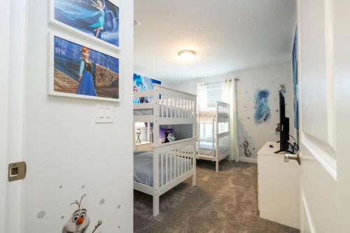 基西米Fantastic 4 Bd w Pool at Storey Lake Resort 2709的儿童间 - 带婴儿床和双层床