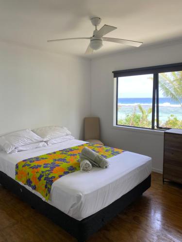 阿瓦鲁阿Best Kept Secret in Tupapa的一间卧室设有一张床,享有海景