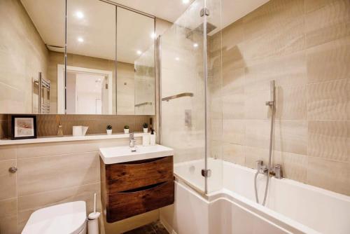 伦敦Modern 2BR London Flat Style and Comfort Combined的一间带水槽、淋浴和卫生间的浴室