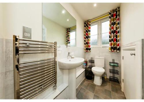 珀利Chic Croydon 2BR Flat - Free Parking的白色的浴室设有水槽和卫生间。
