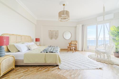 亚历山大Nabeel Homes Boutique Hotel - B9的白色的卧室设有床和大窗户