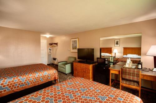 Cicero西塞罗经济旅馆的酒店客房配有两张床和一张书桌