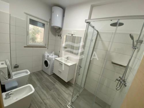 格勒姆Villa Exceptional 832的浴室配有卫生间水槽和淋浴。