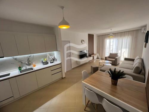 格勒姆Spacious Living 828的厨房以及带桌子和沙发的客厅。