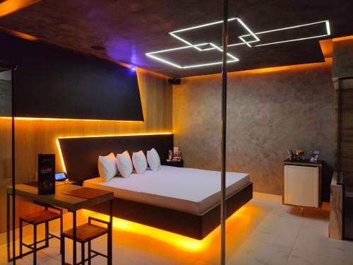 索罗卡巴Prestige Motel 5的一间卧室配有一张床、一张桌子和一张书桌