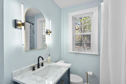 奥古斯塔Forest Hills Manor的白色的浴室设有水槽和窗户。