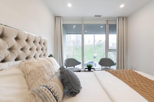 多伦多Luxe 2 Bed Suite Downtown Toronto Near Waterfront的一间卧室设有一张大床和大窗户
