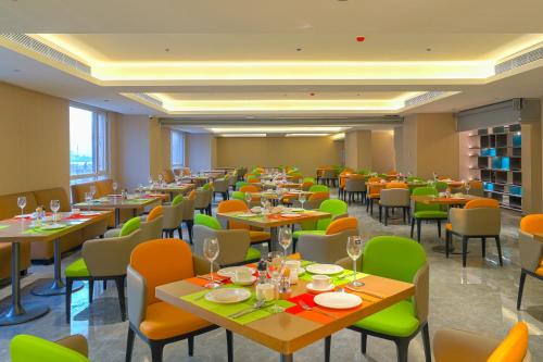 滨海新区天津极地海洋酒店的一间在房间内配有桌椅的餐厅