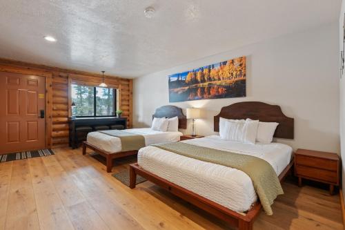 达克科里克村鸭溪村山林小屋的一间卧室配有两张床,内设长凳