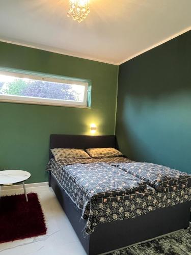 奎克博恩Guest room 1的一间卧室配有一张床、一张桌子和一个窗户。