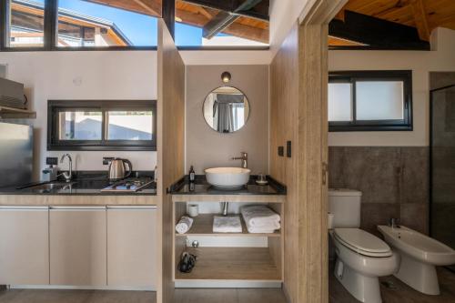 贝尔格拉诺将军镇Bonaire Aparthotel的浴室配有盥洗池、卫生间和镜子。