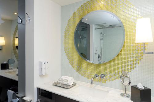 香港帝乐文娜公馆的一间带水槽和镜子的浴室