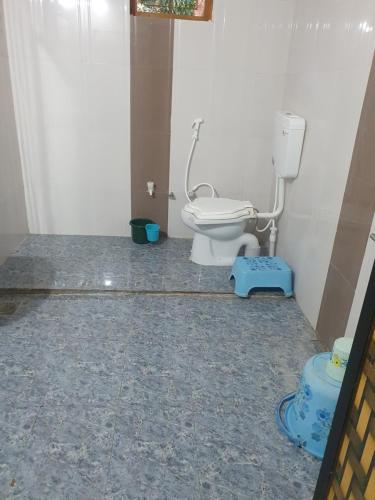 TalalaJadeshwarfarm&Resort的一间位于客房内的白色卫生间的浴室