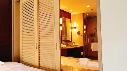 惠东惠州金海湾喜来登度假酒店的一间卧室设有带浴缸和盥洗盆的浴室