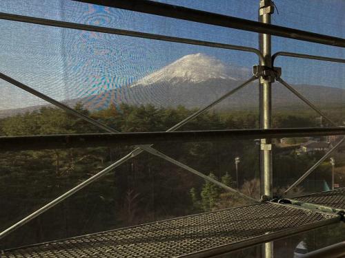 富士河口湖里贾纳河口湖酒店的透过玻璃窗可欣赏到山景