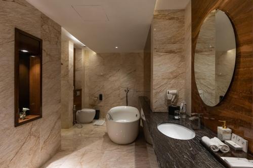 名古屋港湾瑞士贝尔酒店的一间带两个盥洗盆和大镜子的浴室