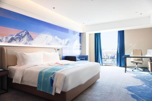 滨海新区天津极地海洋酒店的配有一张床和一张书桌的酒店客房