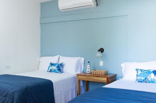 特拉Estancia Florencia H#2的蓝色墙壁客房的两张床