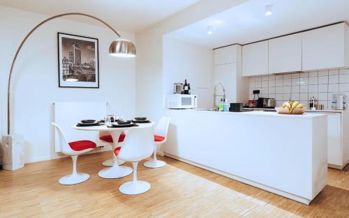 布鲁塞尔R213 Residences Botanique的厨房配有白色的柜台和桌椅