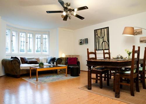 德累斯顿费伦沃温特若布公寓的客厅配有吊扇和桌子