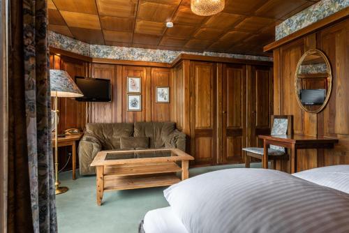 斯图加特斯帕尔酒店的一间卧室配有一张床、一张沙发和一张桌子