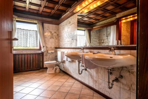 斯图加特斯帕尔酒店的一间带两个盥洗盆和卫生间的浴室