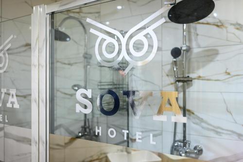 兹蒂尔Turistické ubytovanie Sova的上面有苏荷酒店标志的商店窗口