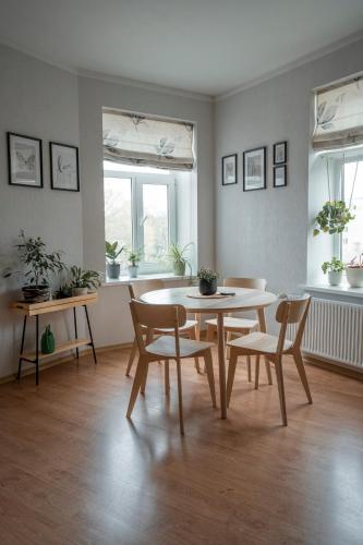 里加Nice&cozy flat No7的一间带桌椅和窗户的用餐室