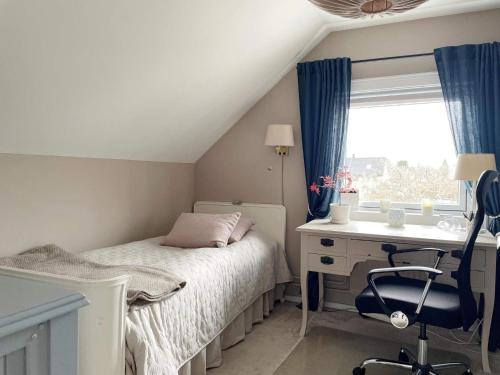 斯德哥尔摩Holiday home SPÅNGA的一间卧室配有一张床、一张书桌和一个窗户。