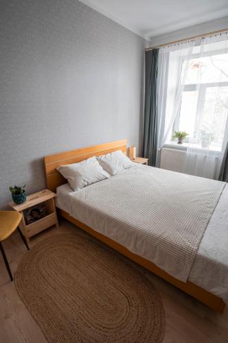 里加Nice&cozy flat No7的一间卧室设有一张大床和一个窗户。