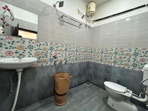 赖布尔AMMA ROOMS AND DORMITORY的一间带卫生间和水槽的浴室