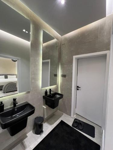 哈伊勒DESERT ROSES 2的浴室设有2个水槽和镜子