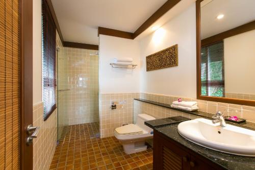 卡塔海滩Katamanda villa Sooksan的一间带水槽、卫生间和镜子的浴室