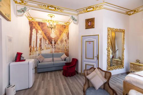 纳博讷Suite Royale Maison de l'église du couvent的客厅配有沙发和墙上的绘画