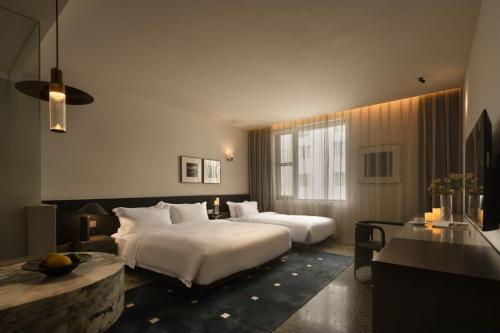 成都Tableround的酒店客房设有两张床和一张桌子。