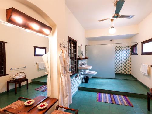 艾哈迈达巴德The House of MG-A Heritage Hotel, Ahmedabad的带淋浴和卫生间的浴室