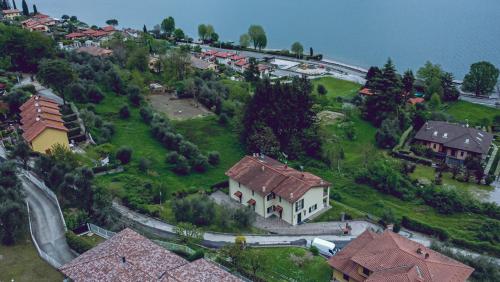Onnoa due passi da bellagio Lake View house with garden的水边山丘上房屋的空中景观