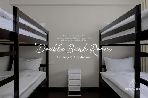 新山R&F Princess Cove JB By SaffronCasa JB的一间卧室设有两张双层床和一个读取双盲梦的标志