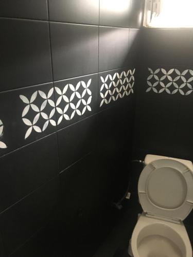 AndravídaJIM的浴室设有黑白瓷砖和卫生间。
