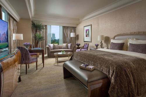 雅加达Hotel Mulia Senayan, Jakarta的酒店客房设有一张大床和一间客厅。