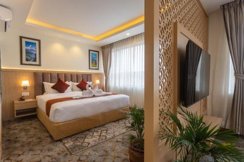 加德满都Hotel Crystal Pashupati的酒店客房,配有床和电视