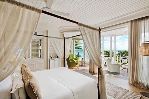 贝隆布尔传承太妃高尔夫及健康度假村的一间卧室设有一张天蓬床,享有海景