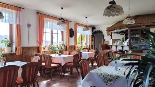 比尔克斯Ferienwohnung Rhönwiese的餐厅设有桌椅和窗户。