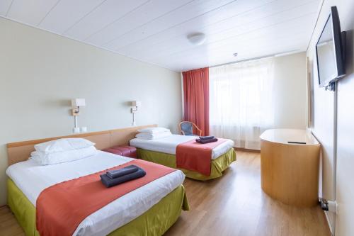 塔林佩利欧酒店的酒店客房设有两张床和一台平面电视。